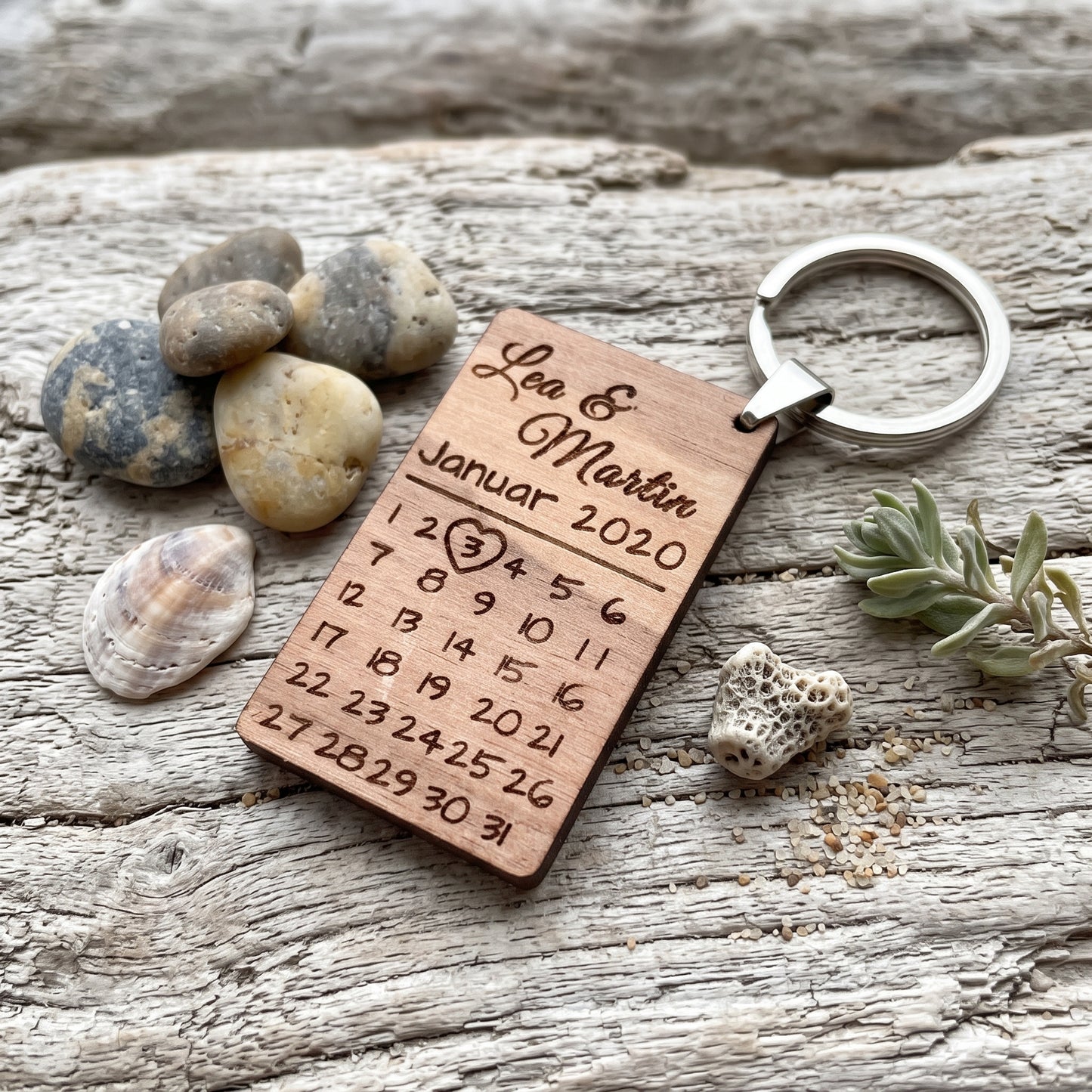 Personalized wooden keychain - calendar date motif - with engraving