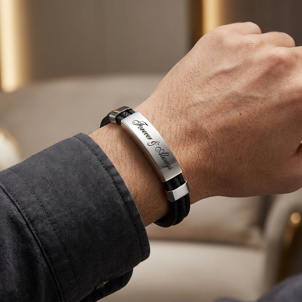 Herrenarmband mit Gravur – Schwarzes Lederoptik-Armband mit Edelstahl-Platte