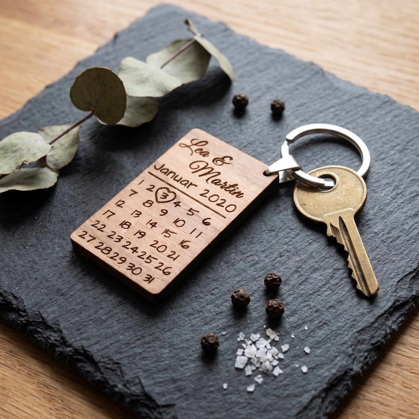 Personalisierter Kalender-Schlüsselanhänger aus Holz mit Wunschdatum