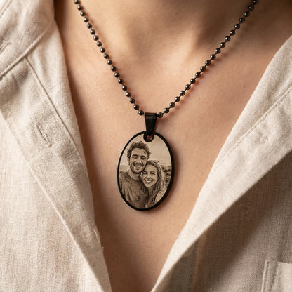 Personalisierter Fotoanhänger mit Gravur – Schwarze Halskette mit eigenem Bild