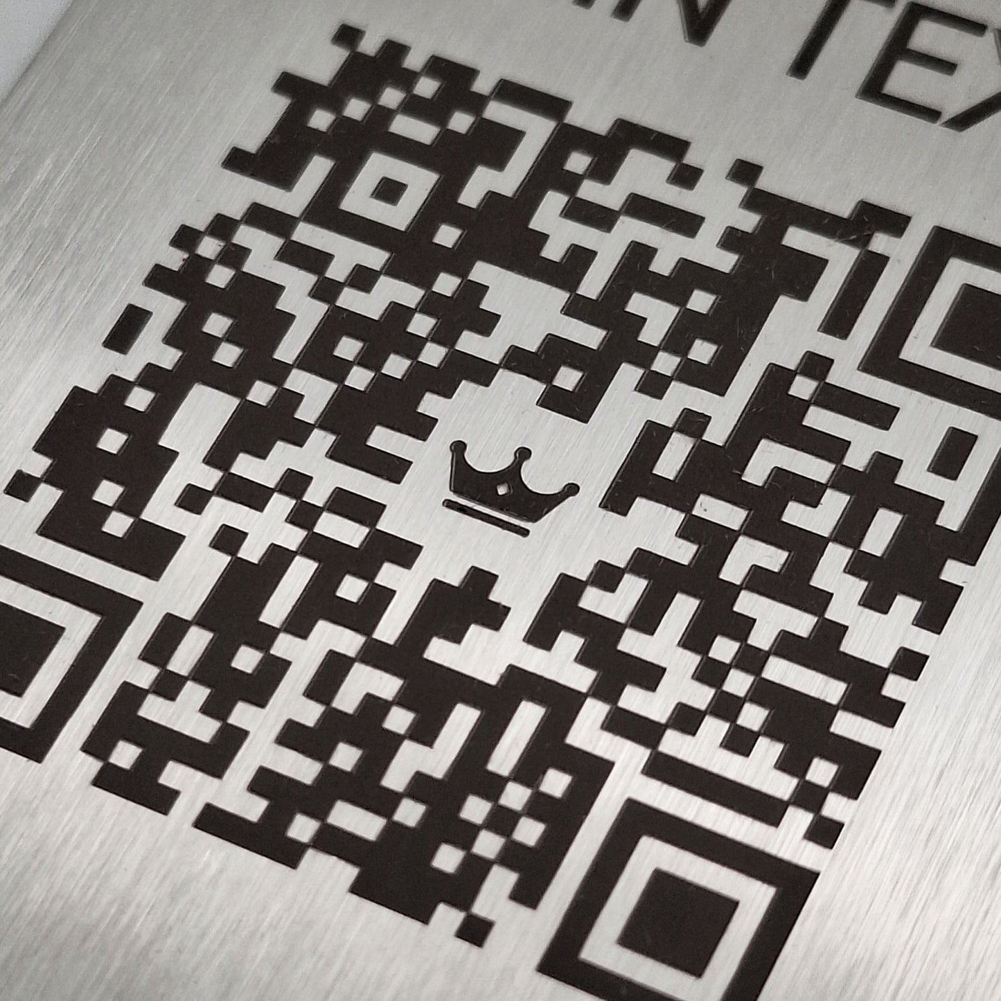 Quadratischer Edelstahl-Kofferanhänger mit individueller QR-Code Lasergravur
